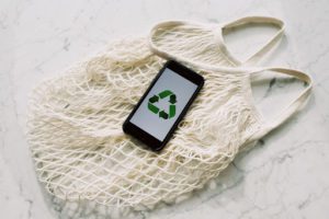 Sustainable bags made from wood fiber can fully replace plastic bags